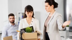 Confirmado por la ley laboral: llegar antes al trabajo puede ser causa de despido procedente en España