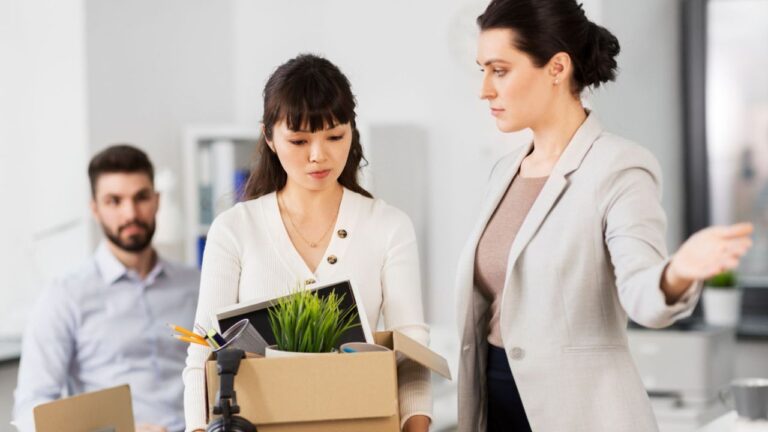 Confirmado por la ley laboral: llegar antes al trabajo puede ser causa de despido procedente en España