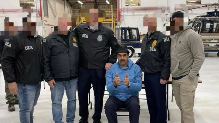 Nicolás Maduro llega a Nueva York esposado para enfrentar cargos federales de narcoterrorismo y conspiración