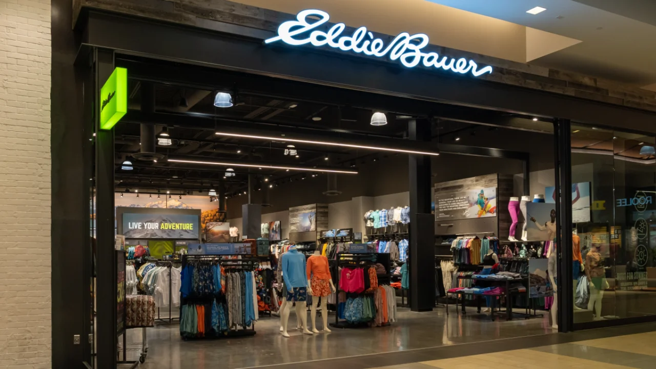 Eddie Bauer cierra 180 tiendas tras declararse en quiebra: qué pasará con los empleados
