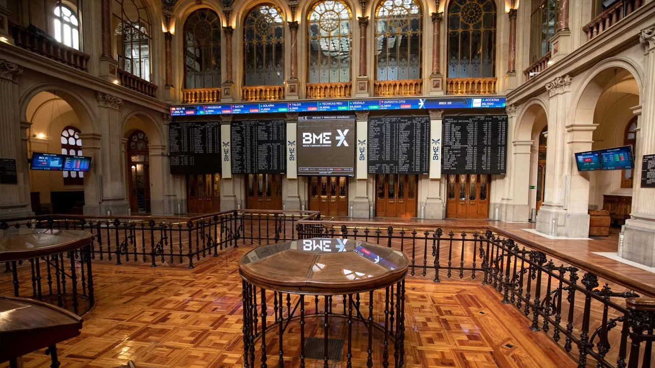 El Ibex 35 marca los 18.169 puntos mientras una petrolera dispara sus acciones un 2%