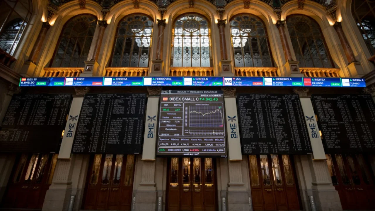 El Ibex 35 se tambalea: por qué los inversores huyen de los 17.900 puntos esta mañana