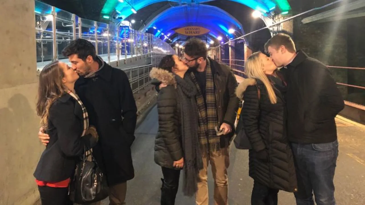 Este encuentro casual en Birmingham cambió tres vidas para siempre: así comenzó un amor transatlántico