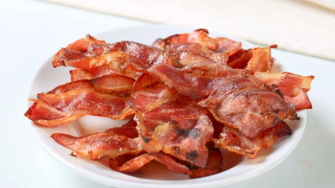 Este utensilio común hace el beicon más crujiente que freírlo (y nadie lo sabía)