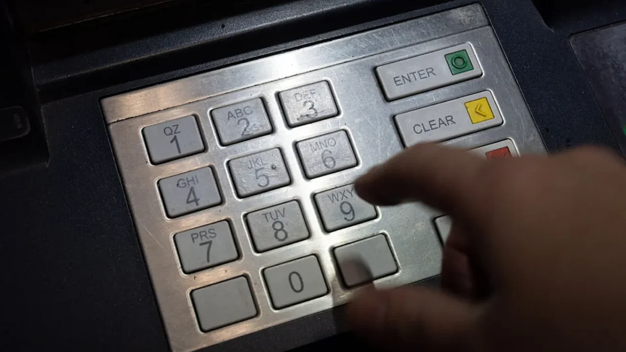 IRS bank withdrawals over this exact amount trigger automatic investigations that most people don’t know about