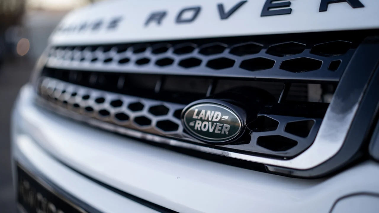 Jaguar Land Rover retiro: 2,300 autos eléctricos pueden incendiarse mientras los conduces