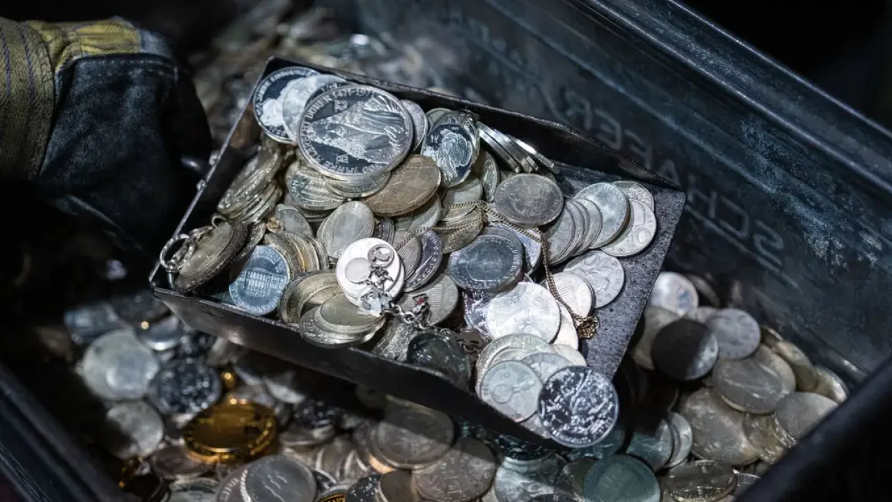 local-coin-shops-drowning-in-precious-metals-as-de