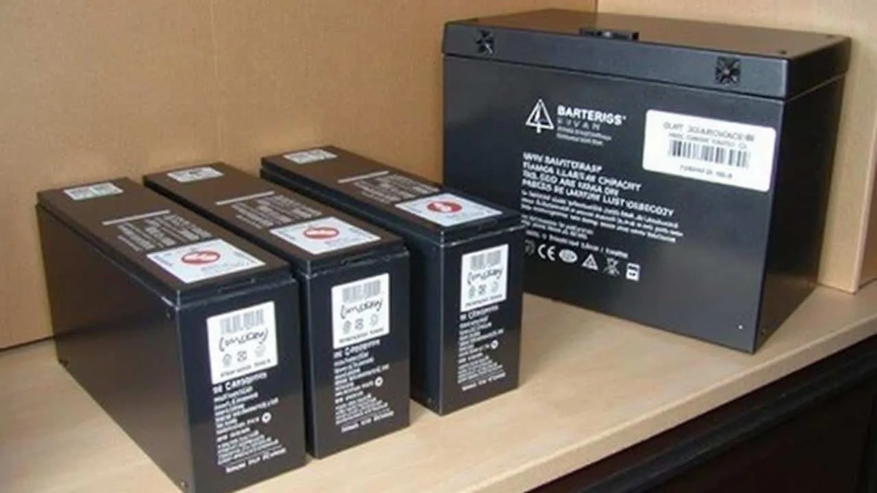 Man Powers Entire Home for 10 Years Using 650+ Discarded Laptop Batteries Most People Throw Away