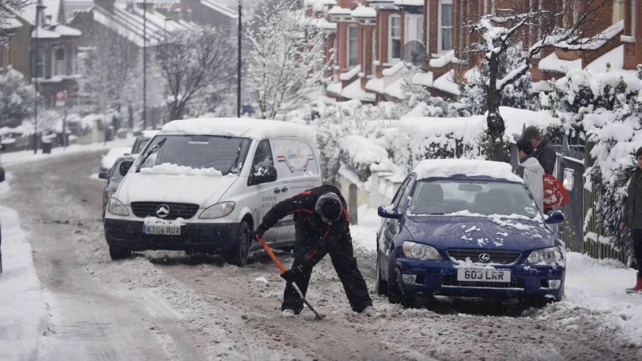 met-office-snow-warnings-now-cover-7-areas-heres-w