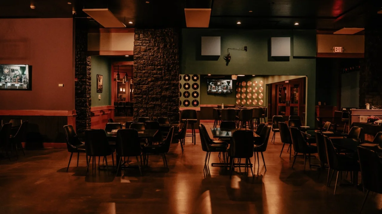 New dinner-and-show club quietly opens at Eastview Mall with surprising twist