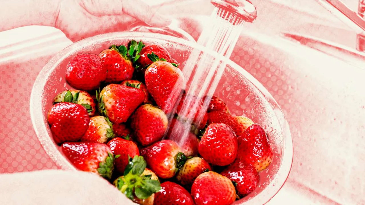 the-hidden-bugs-in-strawberries-that-most-people-n