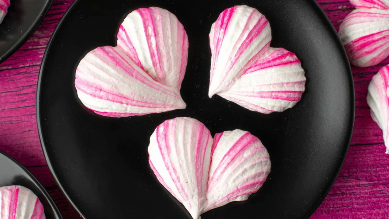 This Meringue Swirl Hearts Trick Makes Everyone Think You’re a Professional Baker