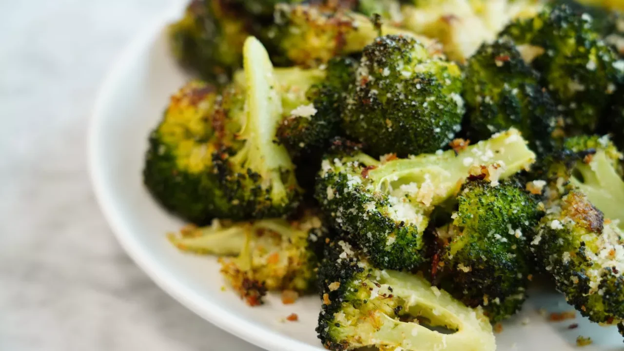 This tiny broccoli spoilage sign means your entire head is already ruined
