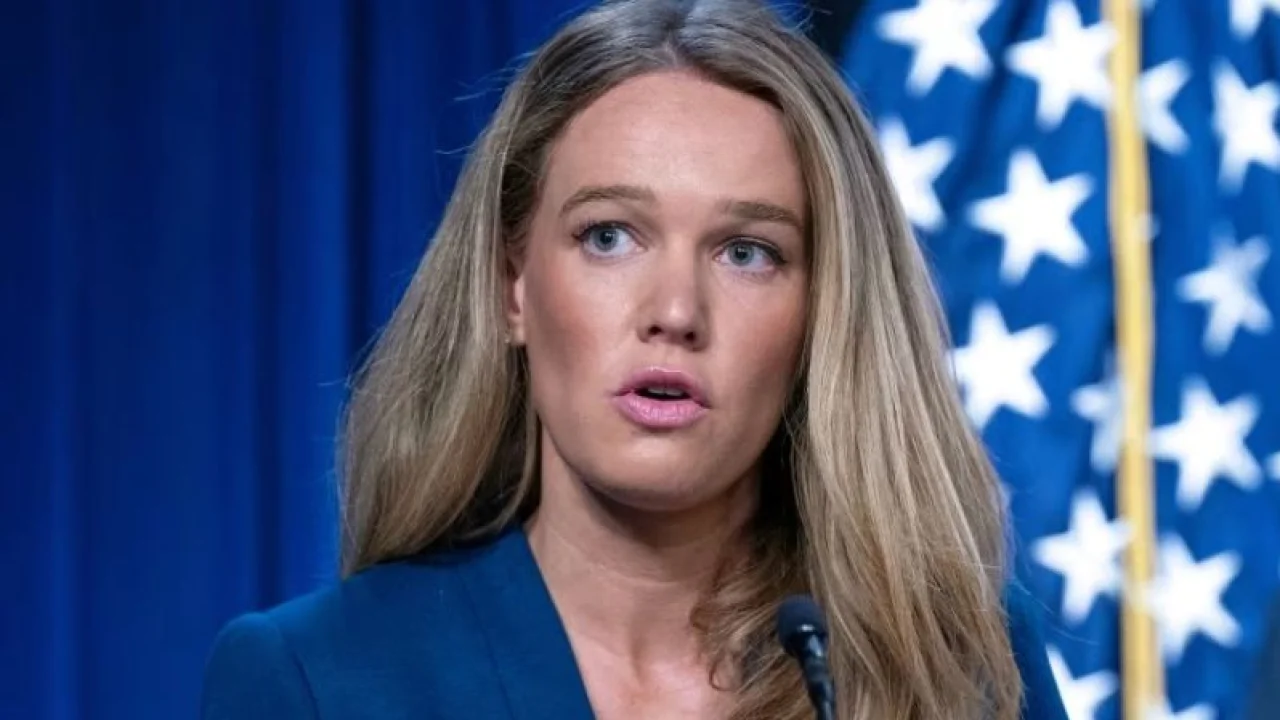 Tricia McLaughlin renuncia tras los polémicos tiroteos que pusieron en duda al Departamento de Seguridad